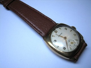 A gentleman's Vertex wristwatch contained in a 9ct gold case