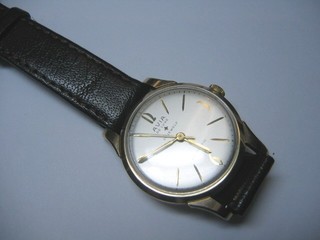 A gentlemans Avia automatic wristwatch contained in a 9ct gold case