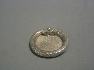 An Egyptian silver shackle ashtray, 4"
