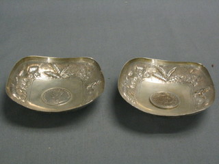 2 embossed Indian silver dishes set George V, rupee pieces, 4"