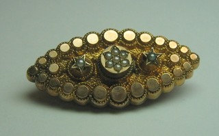 An oval gold brooch set demi-pearls