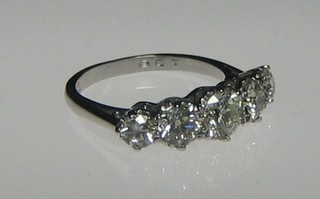 A lady's handsome 18ct white gold engagement/dress ring set 5 large graduated diamonds (approx 2.0ct)