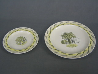 A Wedgwood garden design Revillius dinner plate 10", together with a do. side plate 7"
