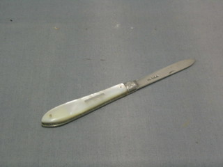 An Edwardian silver folding fruit knife with silver blade and mother of pearl handle, Sheffield 1902