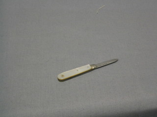 A small silver bladed fruit knife with mother of pearl grip, Sheffield 1904 3" 
