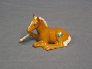 A Beswick figure of a lying Palomino foal, gloss finish, model no. 915 5"
