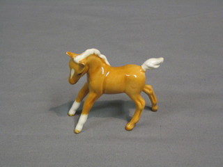 A Beswick figure of a small gambling Palomino foal, gloss finish, model no. 996, 3" 