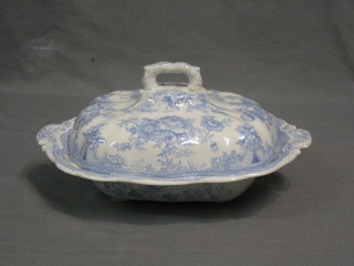 An Asiatic Pheasant pattern blue and white tureen and cover 12"