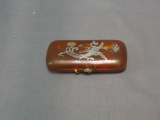 A 19th/20th Century tortoiseshell inlaid silver and gold cheroot case, the lid decorated a mythical bird 4"