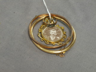 A gilt metal photo locket, a gold dress ring, a gold bar brooch and 2 gilt metal bracelets