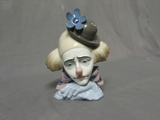 A Lladro head and shoulders portrait figure of a clown, the base marked 5130 G-17M, 10" on a wooden base, slight firing crack? to the base