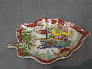An Oriental leaf pattern dish decorated figures 7"