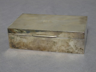 A silver cigarette box with hinged lid and engine turned decoration Birmingham 1971 6 1/2"