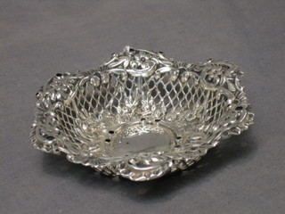 A Victorian circular pierced silver bon bon dish, Chester 1896, 2 ozs