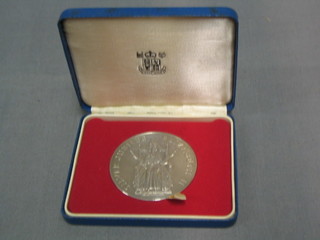 A Royal Mint 1977 Silver Jubilee medallion, cased