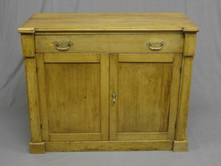 A 19th Century Continental pine chiffonier fitted a drawer above a double cupboard 42"