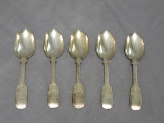 5 Edwardian silver Old English pattern teaspoons with bright cut decoration, London 1901, 4 ozs