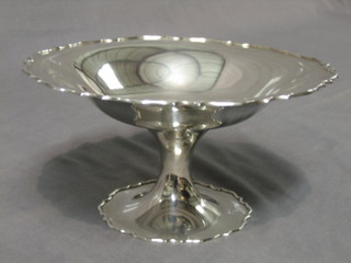 A circular silver pedestal bowl, Birmingham 1923, 11 ozs