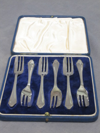 A set of 6 silver pastry forks, Birmingham 1934, 3 ozs cased