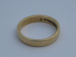 An 18ct yellow gold wedding band