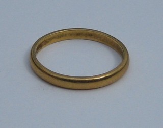 A lady's 22ct yellow gold wedding band