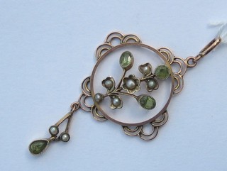 An Edwardian 9ct gold pendant set peridot and pearls hung on a fine gold chain