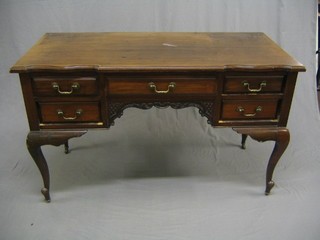 An Edwardian rectangular walnut dressing table fitted 1 long and 2 short drawers, raised on cabriole supports 48" (missing top)