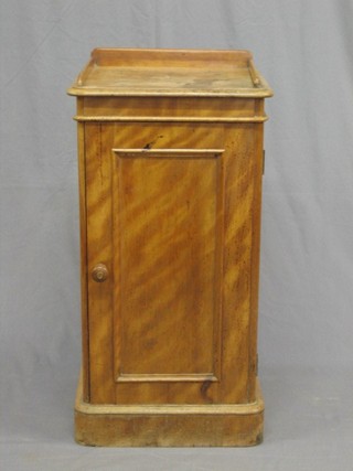 A Victorian bleached mahogany pedestal pot cupboard with three-quarter gallery, 16"