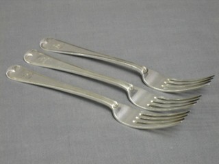 6 Victorian fiddle and thread and pattern table forks, London 1872 with armorial decoration, 14 ozs
