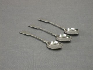 A set of 12 Victorian silver fiddle pattern coffee spoons, London 1879, 6 ozs