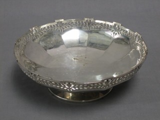 A circular pierced silver pedestal bowl, Birmingham 1920, raised on a circular spreading foot, 21 ozs