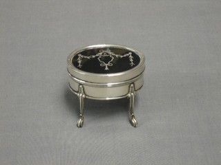 An oval silver trinket box, the lid inlaid tortoiseshell and silver, London 1912, raised on 4 long supports 3" oval