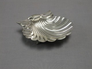 A silver plated scallop shaped butter dish by Elkingtons