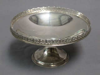 A circular silver pedestal bowl with pierced border, raised on a spreading foot, London 1931, 13 ozs