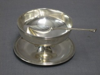 A silver grapefruit dish, Birmingham 1939 together with a silver grapefruit spoon London 1930, 7 ozs