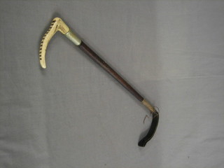 A hunting crop with stag horn handle