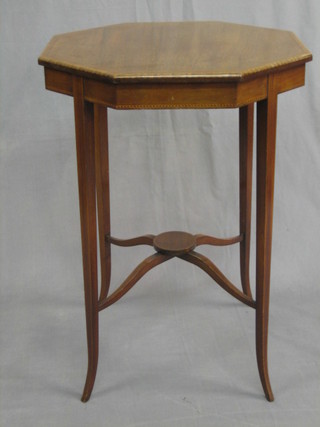 An Edwardian inlaid mahogany octagonal occasional table raised on outswept supports 20"