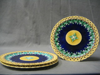 3 circular Wedgwood Majolica style plates with ribbon ware borders and ivy leaf decoration, the bases impressed Wedgwood ZHA 9"