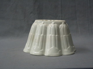A Shelley oval white glazed pottery jelly mould 8"