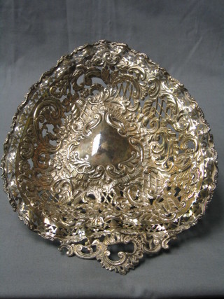 A Victorian pierced silver heart shaped dish, Birmingham 1899, 6 ozs