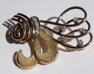 A lady's Continental gold spray brooch set 5 large diamonds supported by other diamonds