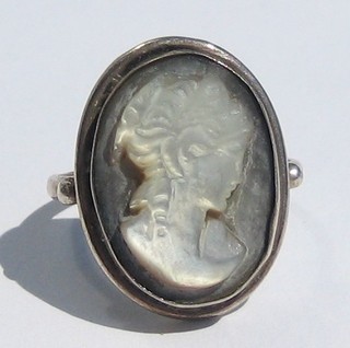 A silver dress ring set a cameo