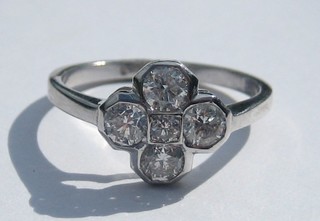 A lady's 18ct white gold "club" shaped dress ring set 5 diamonds (approx 0.80ct)
