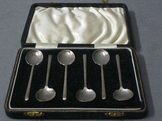 A set of 6 silver coffee spoons, Birmingham 1932, cased
