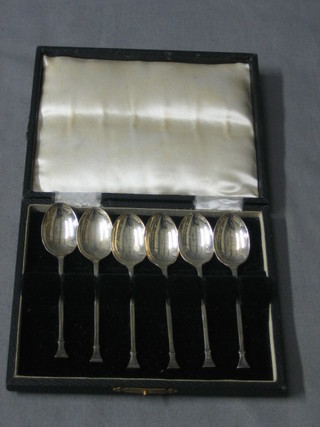 A set of 6 silver nail head coffee spoons, Sheffield 1933, cased