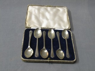 A set of 6 silver coffee spoons with golfing motifs, Sheffield 1933, cased