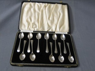 11 silver Old English pattern tea spoons, Birmingham 1937 5 ozs, cased