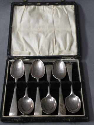 A set of 6 Edwardian silver Old English pattern teaspoons, London 1903 and 1904, 5 ozs, cased