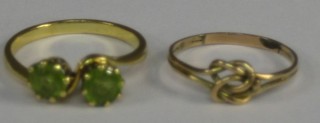 A lady's 9ct gold knot ring and a gold ring set 2 green stones