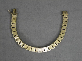 A lady's 9ct gold bracelet 7"